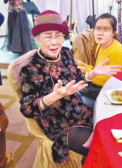 95歲的梅媽前晚穿上旗袍，一身貴氣在尖沙嘴擺壽宴。互聯網圖片梅媽慶祝生日，收到不少金桃和金觀音做禮物。互聯網圖片