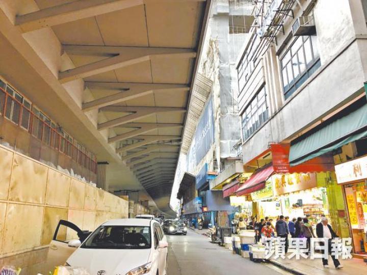 瑧尚周邊屬街市區,而且極之貼近行車天橋。 瑧尚周邊屬街市區,而且極之貼近行車天橋。