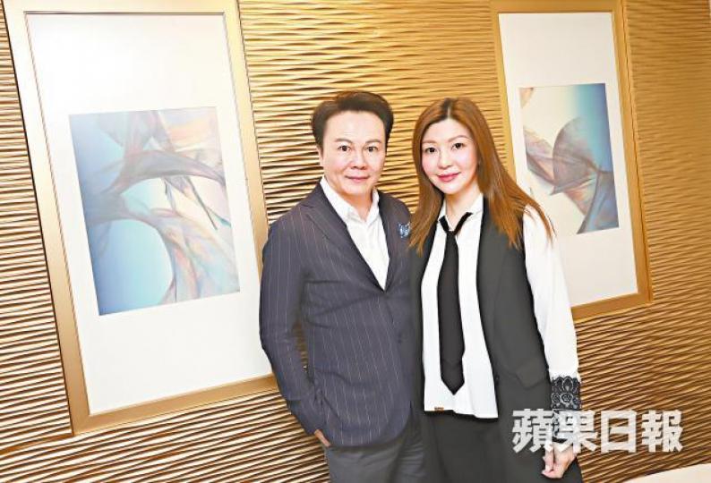 馬鴻銘及妻子蔡加敏二人均為了事業相當頻撲。譚德潤攝馬鴻銘和蔡加敏一家人往英國倫敦旅行的合照。 馬鴻銘及妻子蔡加敏二人均為了事業相當頻撲。譚德潤攝馬鴻銘和蔡加敏一家人往英國倫敦旅行的合照。