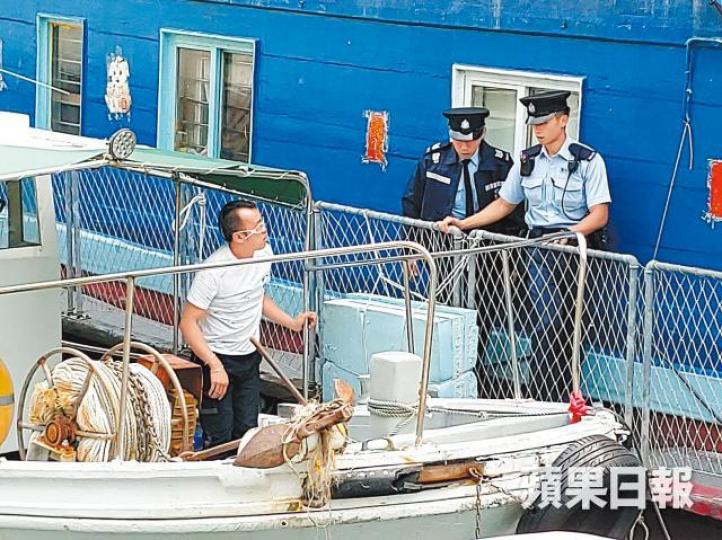 警員昨到香港仔調查,並向漁民查詢南丫島沉船意外資料。簡明恩攝失蹤夫婦何玉祺(左圖)及羅蘇妹(右圖)日前出海後音訊全無。兩夫婦往日泊船的位置(虛線示)已不見其泥鯭艇的蹤影。 警員昨到香港仔調查,並向漁民查詢南丫島沉船意外資料。簡明恩攝失蹤夫婦何玉祺(左圖)及羅蘇妹(右圖)日前出海後音訊全無。兩夫婦往日泊船的位置(虛線示)已不見其泥鯭艇的蹤影。