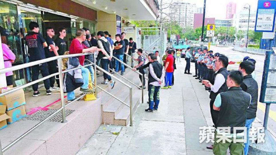 大批O記及反黑組探員昨在屏山鄉鄉委會選舉票站外嚴陣以待,慎防發生衝突。翁鈺輝攝鄧志強當選屏山鄉鄉委會主席後表現興奮。曾樹和昨亦有到票站投票。 大批O記及反黑組探員昨在屏山鄉鄉委會選舉票站外嚴陣以待,慎防發生衝突。翁鈺輝攝鄧志強當選屏山鄉鄉委會主席後表現興奮。曾樹和昨亦有到票站投票。