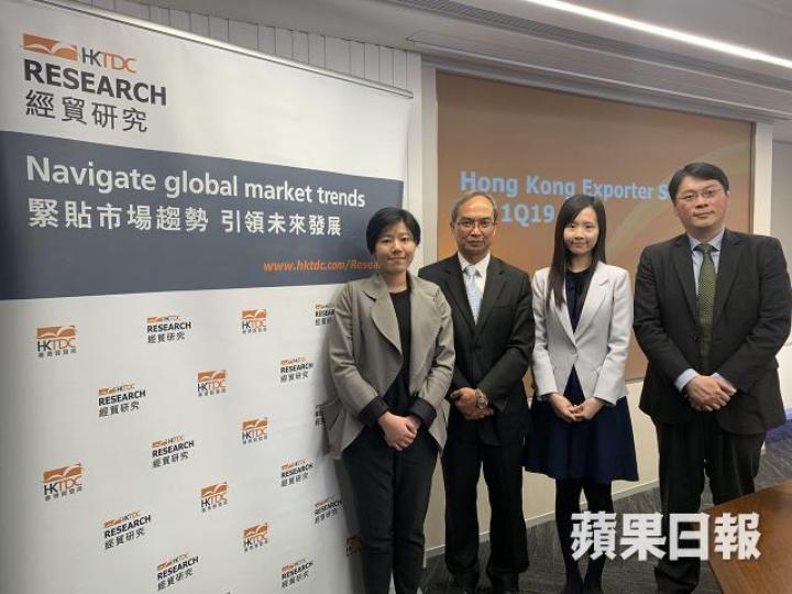 關家明(左二)指全年增長預測仍有下行空間。 關家明(左二)指全年增長預測仍有下行空間。