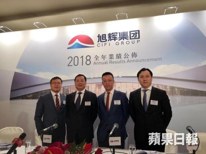 旭輝主席林中(左二)稱今年銷售目標為1,900億人民幣。 旭輝主席林中(左二)稱今年銷售目標為1,900億人民幣。