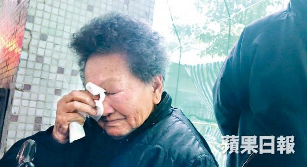 死者母親梁婆婆一提起亡兒不禁痛哭。鄭語霆攝梁婆婆家門外留有追債字句痕迹。 死者母親梁婆婆一提起亡兒不禁痛哭。鄭語霆攝梁婆婆家門外留有追債字句痕迹。
