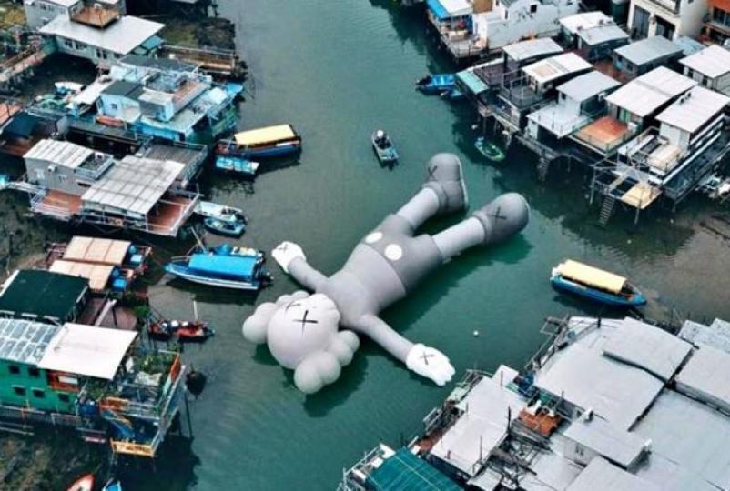 KAWS 37米充氣公仔將於下周五在維港登場,近日在港進行充氣測試。 互聯網圖片
KAWS 37米充氣公仔將於下周五在維港登場,近日在港進行充氣測試。 互聯網圖片