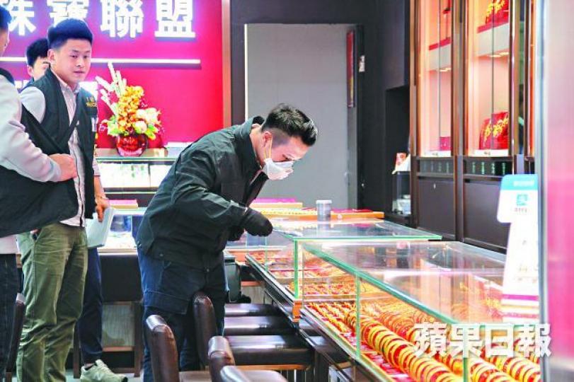 警員接報到場,並在飾櫃上套取指模調查。 詹家志攝 警員接報到場,並在飾櫃上套取指模調查。 詹家志攝