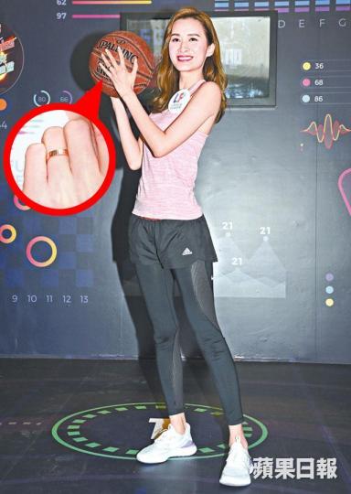 沈卓盈被揭婚訊後昨日首次出席活動，左手無名指更戴上婚戒（小圖）。沈卓盈透露婚禮當日有接新娘環節，她手戴六對龍鳳沈卓盈表示在婚禮上讀結婚誓詞時，感動得哭了起來。沈卓盈直認在倫敦大笨鐘拍攝的婚照，經攝影師執相後才與現址實景有所不同。