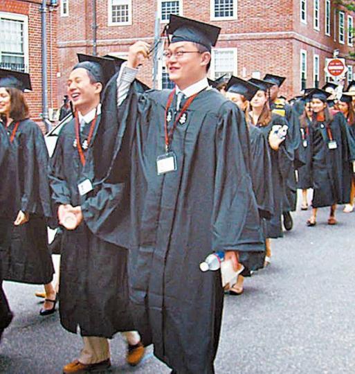 江志成參加哈佛大學畢業禮。互聯網 江志成參加哈佛大學畢業禮。互聯網