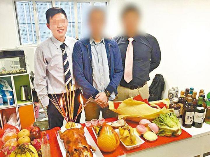 勞x業(左)曾與友人合資開設公司賣酒,但因拖欠酒貨而遭追債。受訪者提供圖片 勞x業(左)曾與友人合資開設公司賣酒,但因拖欠酒貨而遭追債。受訪者提供圖片