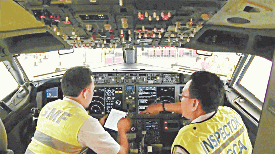 印尼人員檢查國內航空公司的波音737 MAX 8客機機艙。美聯社 印尼人員檢查國內航空公司的波音737 MAX 8客機機艙。美聯社