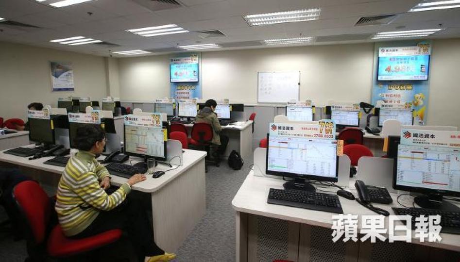 港股正在等待單邊爆升或爆跌,有興趣炒作期權的投資者可考慮同時買Call及Put,無論爆哪一邊都有利可圖。 資料圖片
港股正在等待單邊爆升或爆跌,有興趣炒作期權的投資者可考慮同時買Call及Put,無論爆哪一邊都有利可圖。 資料圖片