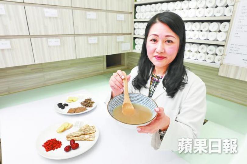 許素宜指體虛人士如孕婦、術後虛弱的人,都適合服用滴雞精補身。李家皓攝 許素宜指體虛人士如孕婦、術後虛弱的人,都適合服用滴雞精補身。李家皓攝