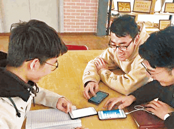 內地校園出現微信「誇誇群」。 內地校園出現微信「誇誇群」。