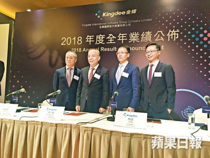 金蝶董事會主席徐少春(左二)及首席財務官林波(右二)等高層出席業績會。 金蝶董事會主席徐少春(左二)及首席財務官林波(右二)等高層出席業績會。