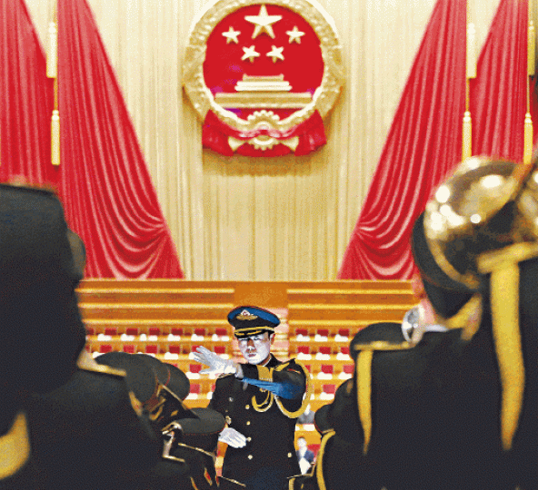 解放軍樂團昨在閉幕禮演奏。　路透社