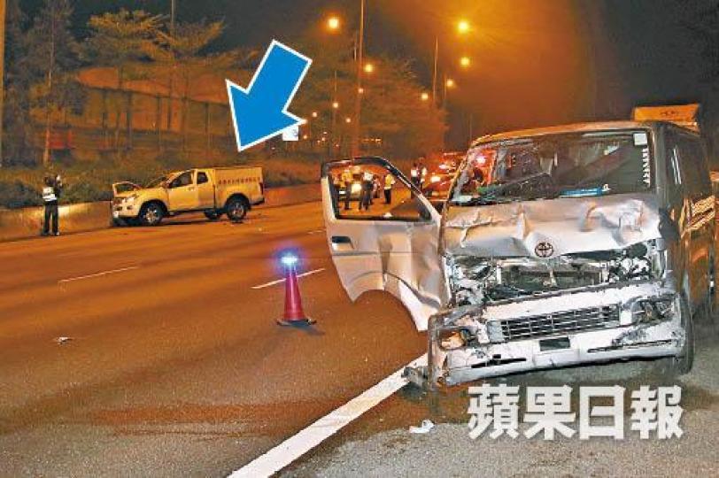 涉事農夫車(箭嘴示)被GoGoVan撞開,警方封鎖現場調查。司徒韋桐攝吐露港公路車禍,傷者重創倒卧馬路,送院證實死亡。互聯網 涉事農夫車(箭嘴示)被GoGoVan撞開,警方封鎖現場調查。司徒韋桐攝吐露港公路車禍,傷者重創倒卧馬路,送院證實死亡。互聯網