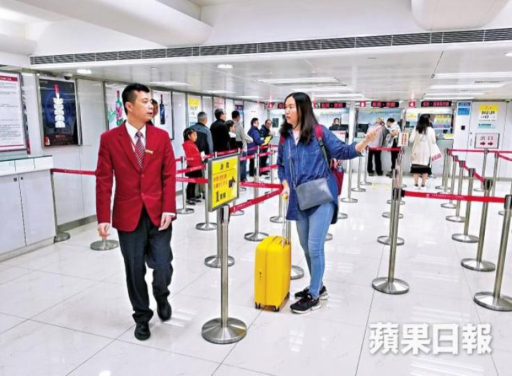 中旅社昨起停止即場派籌,有前往辦理回鄉證的市民摸門釘。 中旅社昨起停止即場派籌,有前往辦理回鄉證的市民摸門釘。