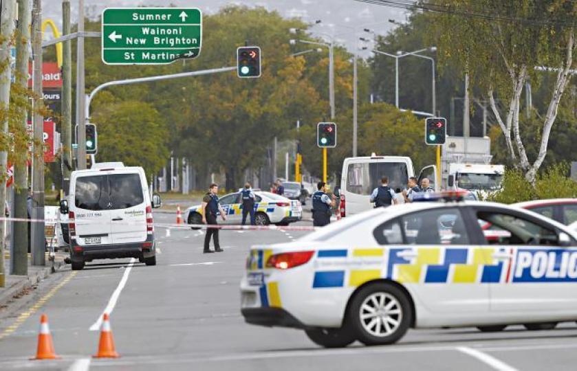 警方封鎖林伍德清真寺附近道路。美聯社