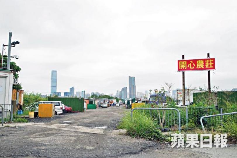 涉事魚塘位於新田惇裕路，該處掛上「開心農莊」牌，惟場內為非法露天貨倉。