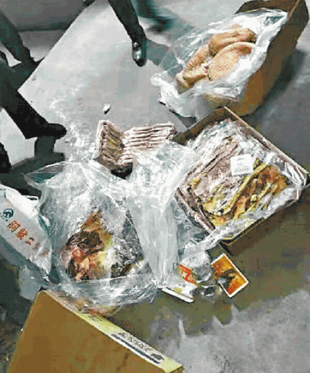 成都七中飯堂被家長揭發使用發霉腐爛食物。 成都七中飯堂被家長揭發使用發霉腐爛食物。