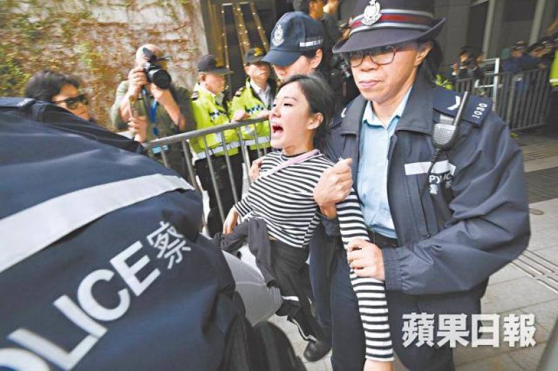 嶺大學生黃子悅被警方抬離政總大堂。李潤芳攝未能闖入大堂的眾志主席林朗彥被抬走。何頴賢攝 嶺大學生黃子悅被警方抬離政總大堂。李潤芳攝未能闖入大堂的眾志主席林朗彥被抬走。何頴賢攝