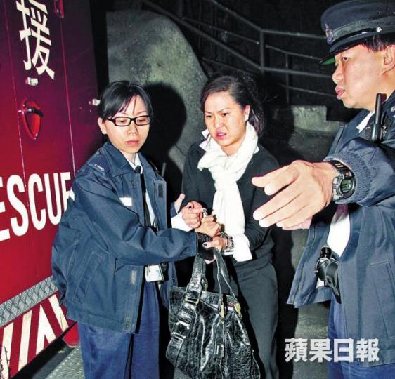 包致金姪女Amina(中)沒有按時到警署報到更失聯,前日被警方通緝。資料圖片 包致金姪女Amina(中)沒有按時到警署報到更失聯,前日被警方通緝。資料圖片