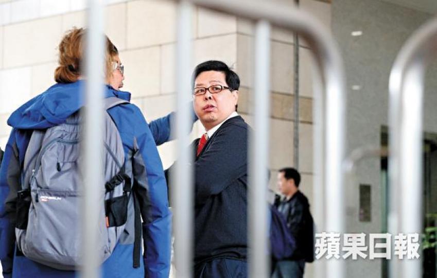 林子健被判罪成後，在西九龍裁判法院外高叫「結束一黨專政」。張志華攝