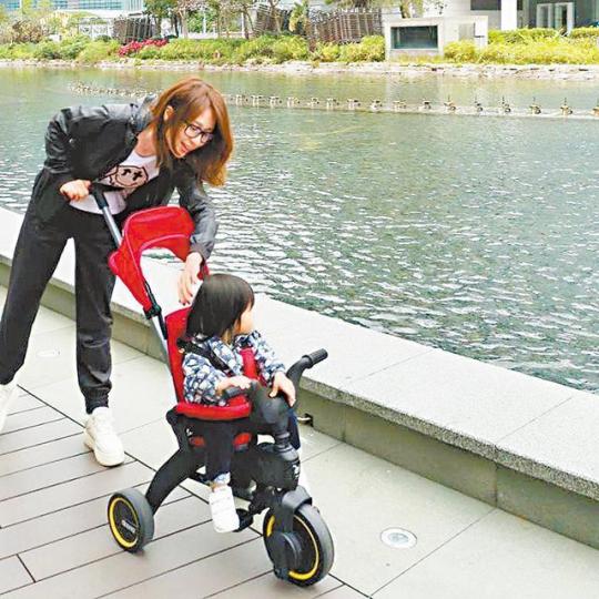 鄺文珣經常帶囡囡到公園享受親子樂。互聯網圖片鄺文珣視囡囡為掌上明珠，指她性格外向愛上街。互聯網圖片