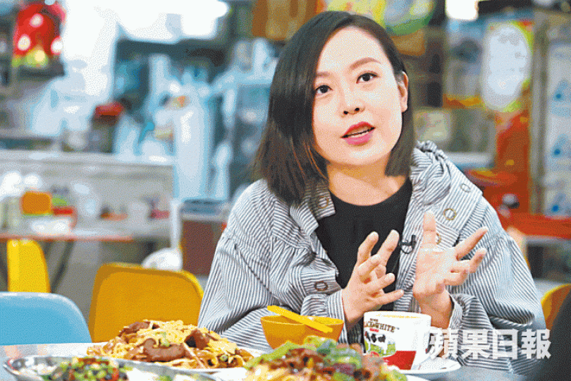 蔡運華指無論在地攤抑或街市、熟食市場，均可尋回香港本土味。如今九江街地舖多為車房、二手唱片店等，人流不及鴨寮街等暢旺。蔡運華（右）於2015年出席深水埗棚仔街頭時裝表演，要求「不遷不拆，還布販謀生權」。受訪者提供圖片昔日九江街是江湖猛人孕育地，有幫派更在路牌上噴上「十四」字樣。資料圖片在舞台劇《九江》中，蔡運華飾演港漂，訪問三名在九江街長大的江湖人物。《九江》綵排情況。