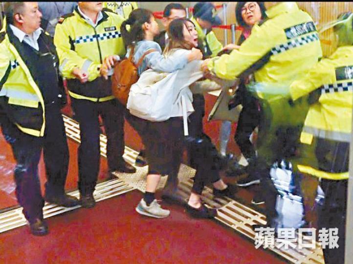 示威者進入大堂期間,一度與保安員發生推撞。何建忠攝眾志昨突襲政總,五名女示威者衝入大堂靜坐逾一小時。男保安一度騎在眾志女成員何嘉柔(圓圖)身上近一分鐘。眾志提供圖片 示威者進入大堂期間,一度與保安員發生推撞。何建忠攝眾志昨突襲政總,五名女示威者衝入大堂靜坐逾一小時。男保安一度騎在眾志女成員何嘉柔(圓圖)身上近一分鐘。眾志提供圖片