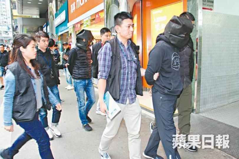 警方在旺角金雞廣場的中介公司拘捕多人。 警方在旺角金雞廣場的中介公司拘捕多人。