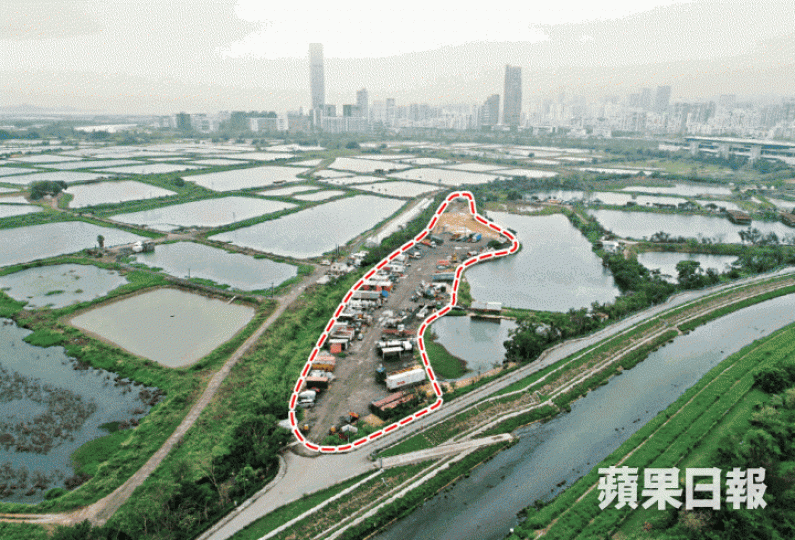 新田一地段魚塘屢次涉及非法填塘及違規發展，現時變成露天貨倉（紅框示）。朱家駿攝