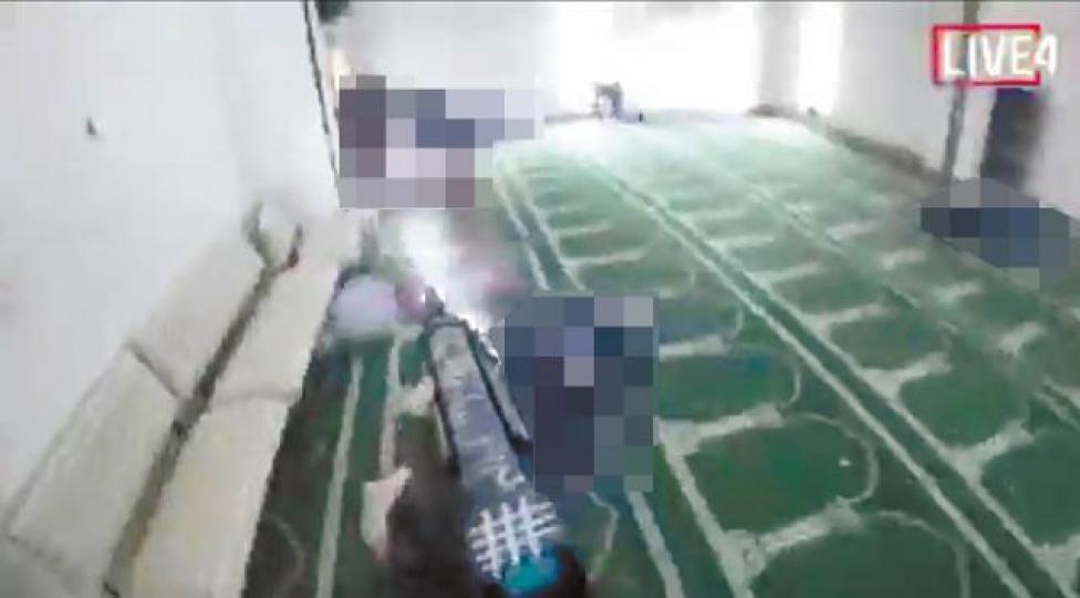兇徒闖入清真寺亂槍掃射，並在網上直播過程。互聯網槍手塔蘭特駕車往清真寺途中自拍。路透社阿德恩