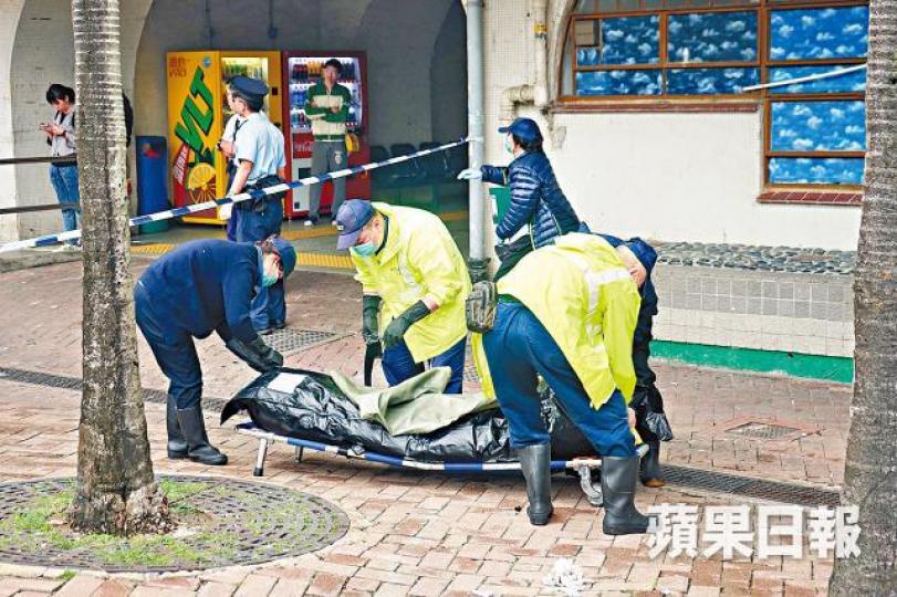 其中一名學生在朗屏邨跳樓亡,遺體由仵工移走。 其中一名學生在朗屏邨跳樓亡,遺體由仵工移走。