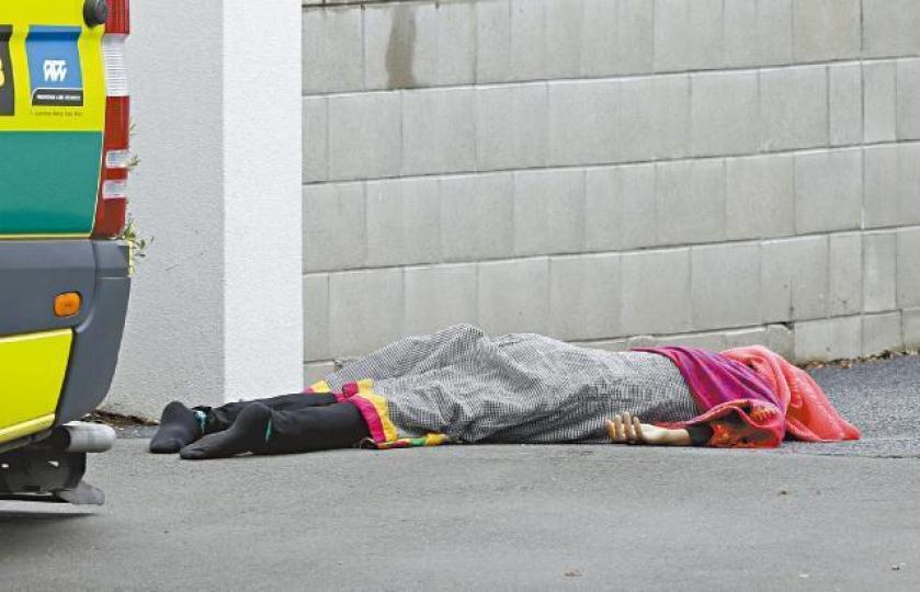 槍手大開殺戒後，有死者伏屍清真寺外。美聯社一名獲警方護送離開清真寺的男子事後表現激動。美聯社槍手塔蘭特
