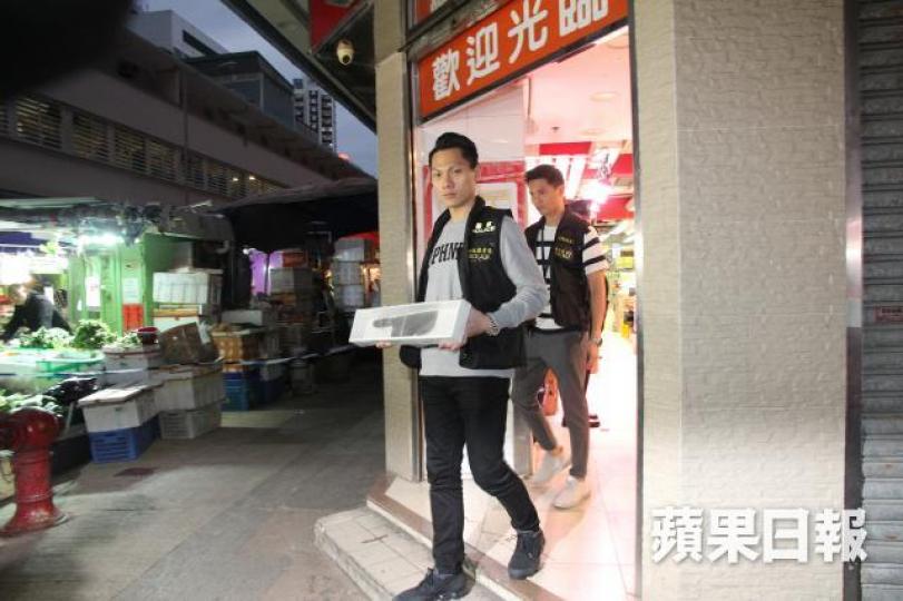 警員在超市撿走兇刀調查。溫瑞麟攝 警員在超市撿走兇刀調查。溫瑞麟攝