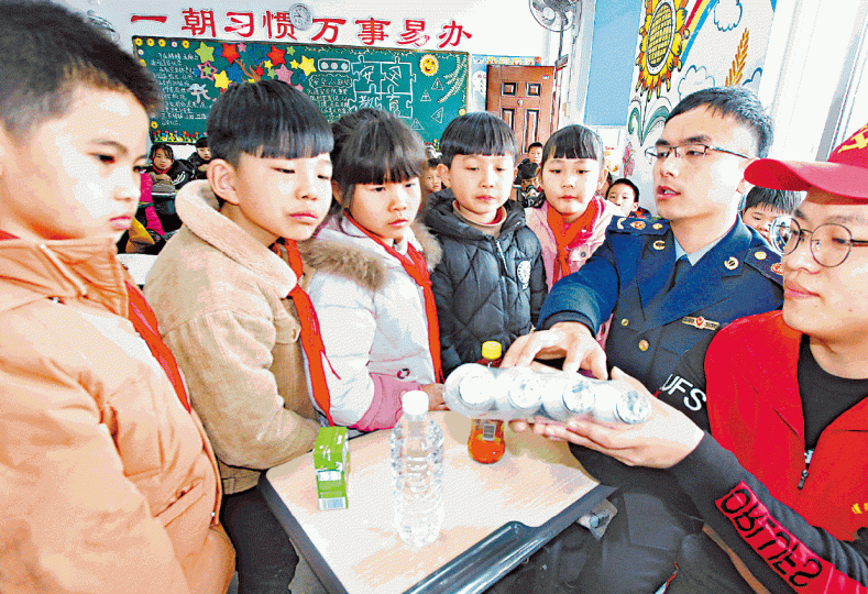 內地315打假日,各地舉行消費教育,浙江台州人員向兒童講授食品保存限期知識。新華社有無良廠商竟用回收的紙尿褲,製成成人紙尿褲,向外兜售。內地有無良商人將普通雞蛋扮成農家蛋出售,牟取暴利。內地問題辣條沒有蝦也沒有蛋,而是麵粉加添加劑的「垃圾食品」。內地有黑心商人將血包、針筒、輸液瓶等醫療垃圾加工成碎料出售。 內地315打假日,各地舉行消費教育,浙江台州人員向兒童講授食品保存限期知識。新華社有無良廠商竟用回收的紙尿褲,製成成人紙尿褲,向外兜售。內地有無良商人將普通雞蛋扮成農家蛋出售,牟取暴利。內地問題辣條沒有蝦也沒有蛋,而是麵粉加添加劑的「垃圾食品」。內地有黑心商人將血包、針筒、輸液瓶等醫療垃圾加工成碎料出售。