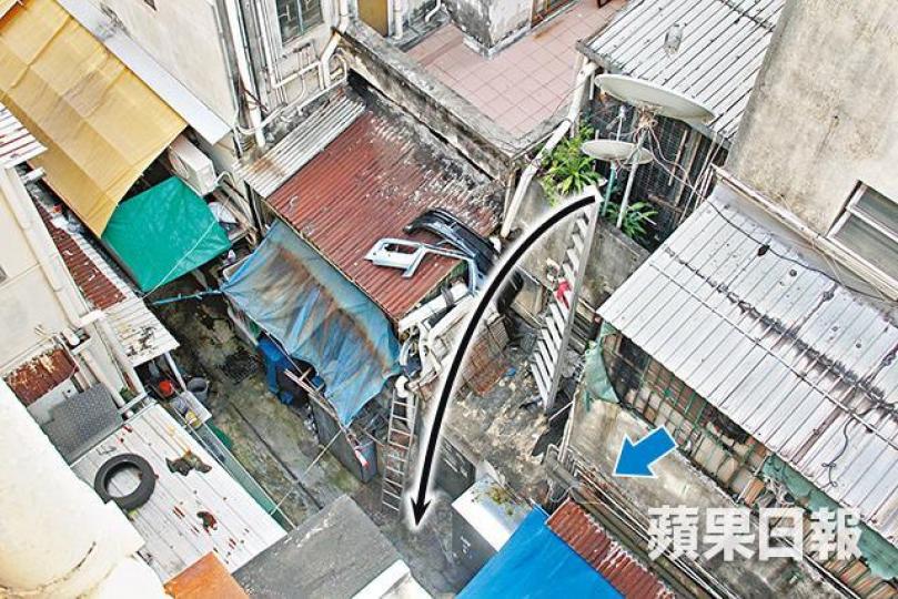 退休男由單位爬梯出屋外檢查剛更換的水管(藍箭嘴示),意外失足跌落後巷(黑箭嘴示)。周鴻熙攝事主送院搶救後不治。鄭文輝攝 退休男由單位爬梯出屋外檢查剛更換的水管(藍箭嘴示),意外失足跌落後巷(黑箭嘴示)。周鴻熙攝事主送院搶救後不治。鄭文輝攝