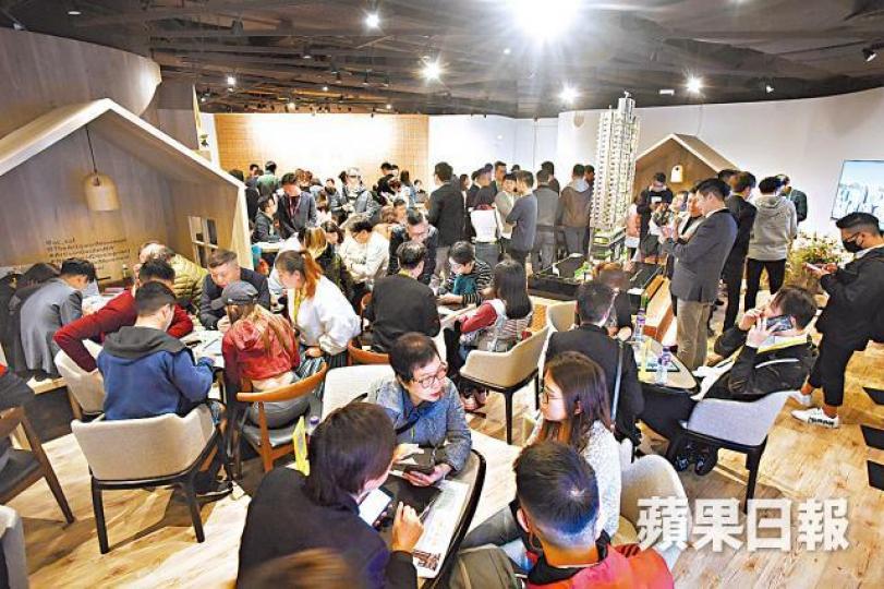 瑧尚售樓處昨有1,500人次參觀,場面墟冚。 瑧尚售樓處昨有1,500人次參觀,場面墟冚。