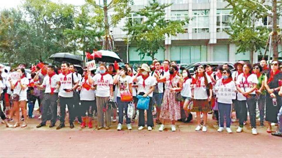 內地網貸危機不絕,曾有P2P平台爆煲,大批苦主上街維權。 內地網貸危機不絕,曾有P2P平台爆煲,大批苦主上街維權。