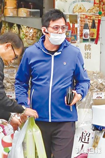 黃日華日前專程由大埔到九龍城買米。黃日華為照顧太太梁潔華，近年已減少離港工作。資料圖片
