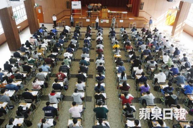 中學文憑試核心科目筆試開考在即,團體青年新世界一項調查指63.7%考生傾向支持取消電台廣播,改為全面使用紅外線廣播系統播放考試錄音。資料圖片 中學文憑試核心科目筆試開考在即,團體青年新世界一項調查指63.7%考生傾向支持取消電台廣播,改為全面使用紅外線廣播系統播放考試錄音。資料圖片