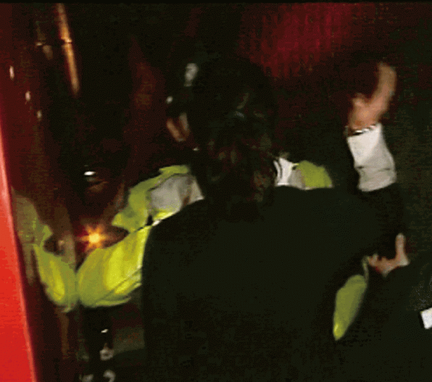 2010年1月,Amina駕私家車與一輛旅遊巴相撞後。拒絕接受酒精呼氣測試,更掌摑阻止她離開的警員。資料圖片 2010年1月,Amina駕私家車與一輛旅遊巴相撞後。拒絕接受酒精呼氣測試,更掌摑阻止她離開的警員。資料圖片