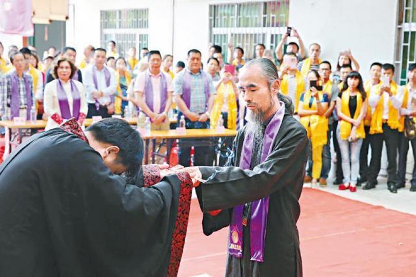 鼎益豐事件料觸發證監加強整頓21章公司;右為鼎益豐主席隋廣義。資料圖片 鼎益豐事件料觸發證監加強整頓21章公司;右為鼎益豐主席隋廣義。資料圖片