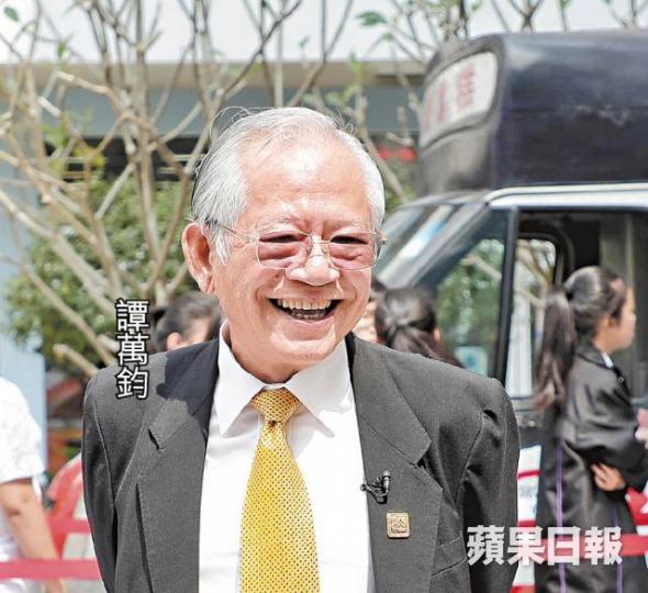 同樣醉心教育,相信人人可教,譚萬鈞與容麗珍一段逾60載的感情,高低起跌,夫唱婦隨。告別校園,中六畢業生陳雨欣攬着容麗珍不放,由生無可戀到走出低谷振作讀書,她形容是人生中奇幻的美好經歷。既是校友也是中六級班主任,陳家仁說返回母校任教,意義重大。港大經濟系畢業後沒投身商界或官場,而是去錦田伯裘書院代課。受訪者提供圖片 同樣醉心教育,相信人人可教,譚萬鈞與容麗珍一段逾60載的感情,高低起跌,夫唱婦隨。告別校園,中六畢業生陳雨欣攬着容麗珍不放,由生無可戀到走出低谷振作讀書,她形容是人生中奇幻的美好經歷。既是校友也是中六級班主任,陳家仁說返回母校任教,意義重大。港大經濟系畢業後沒投身商界或官場,而是去錦田伯裘書院代課。受訪者提供圖片