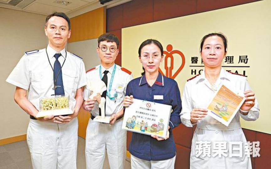 曾家傑(左二)指統籌護士能提升病人防跌意識;左一為朱國強。李潤芳攝 曾家傑(左二)指統籌護士能提升病人防跌意識;左一為朱國強。李潤芳攝