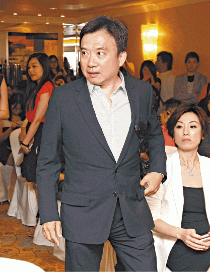 TVB主席陳國強深圳星美戲院在過去周末「拍烏蠅」,小賣部更關燈。星美IMAX影院有年輕客人等入場。 TVB主席陳國強深圳星美戲院在過去周末「拍烏蠅」,小賣部更關燈。星美IMAX影院有年輕客人等入場。