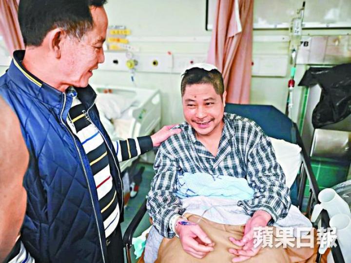遭斬傷後腦的劉經理多謝警員開槍救命。文兆麟攝 遭斬傷後腦的劉經理多謝警員開槍救命。文兆麟攝