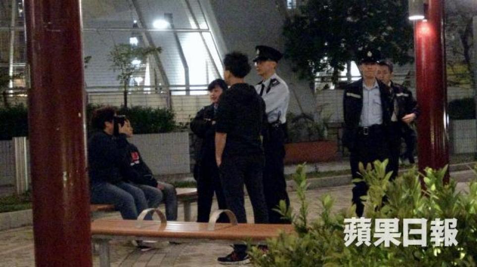 疑遇拐子佬女童事後在母親陪同下在現場協助警方調查。溫瑞麟攝 疑遇拐子佬女童事後在母親陪同下在現場協助警方調查。溫瑞麟攝