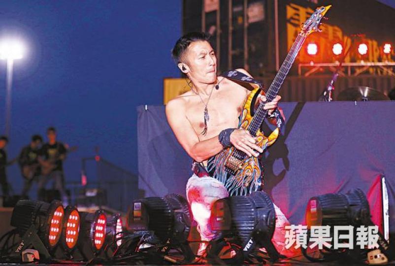 霆鋒昨日在亞博演出戶外騷，獲父母到場支持。